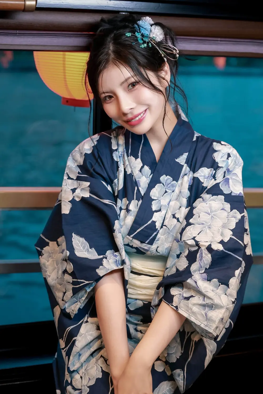 Rei Kamiki สวมชุดยูกาตะสีน้ำเงินลายดอกไม้สีอ่อน