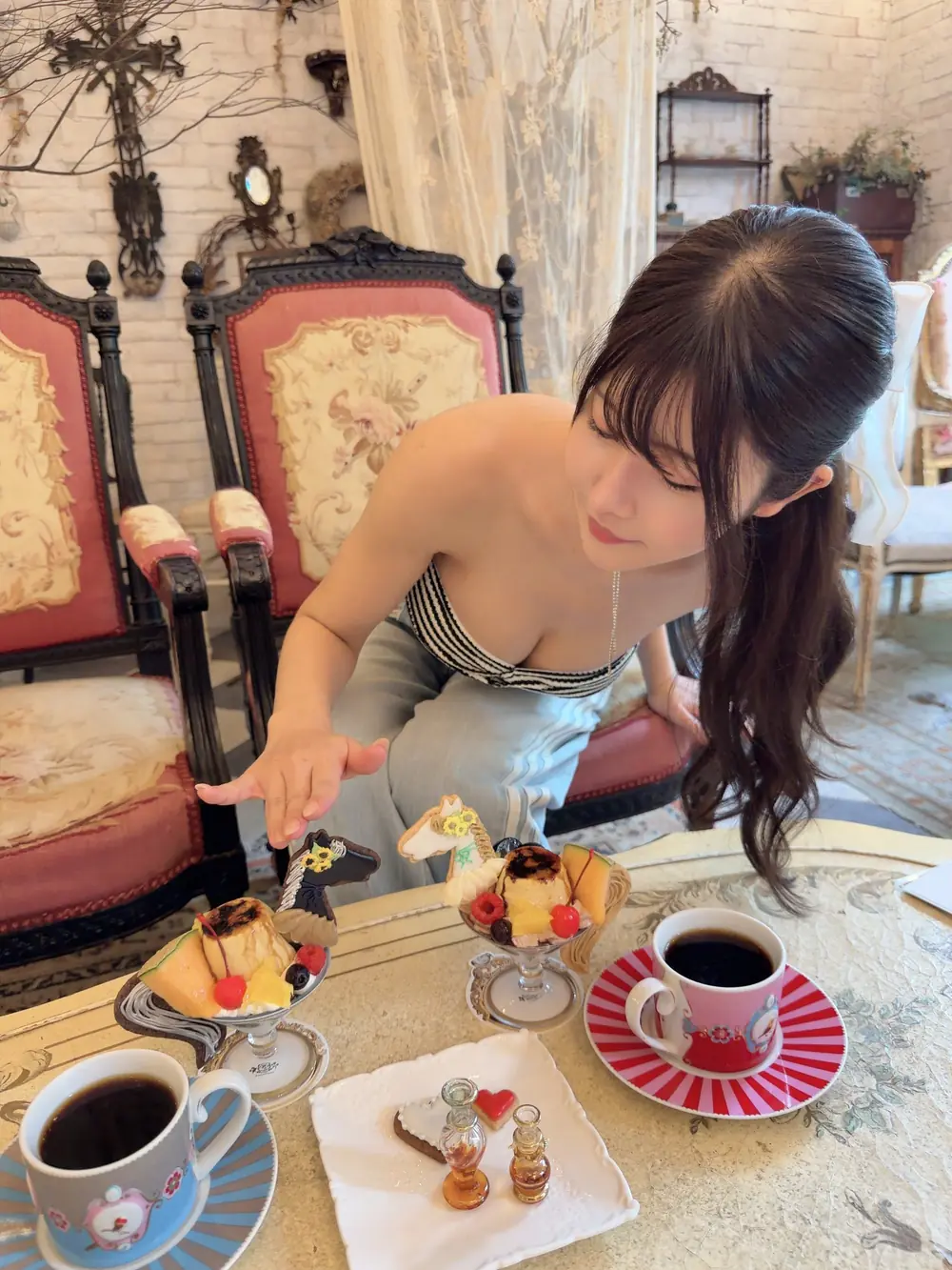 Sakai Mio ในบรรยากาศร้านคาเฟ่พร้อมขนมและเครื่องดื่ม