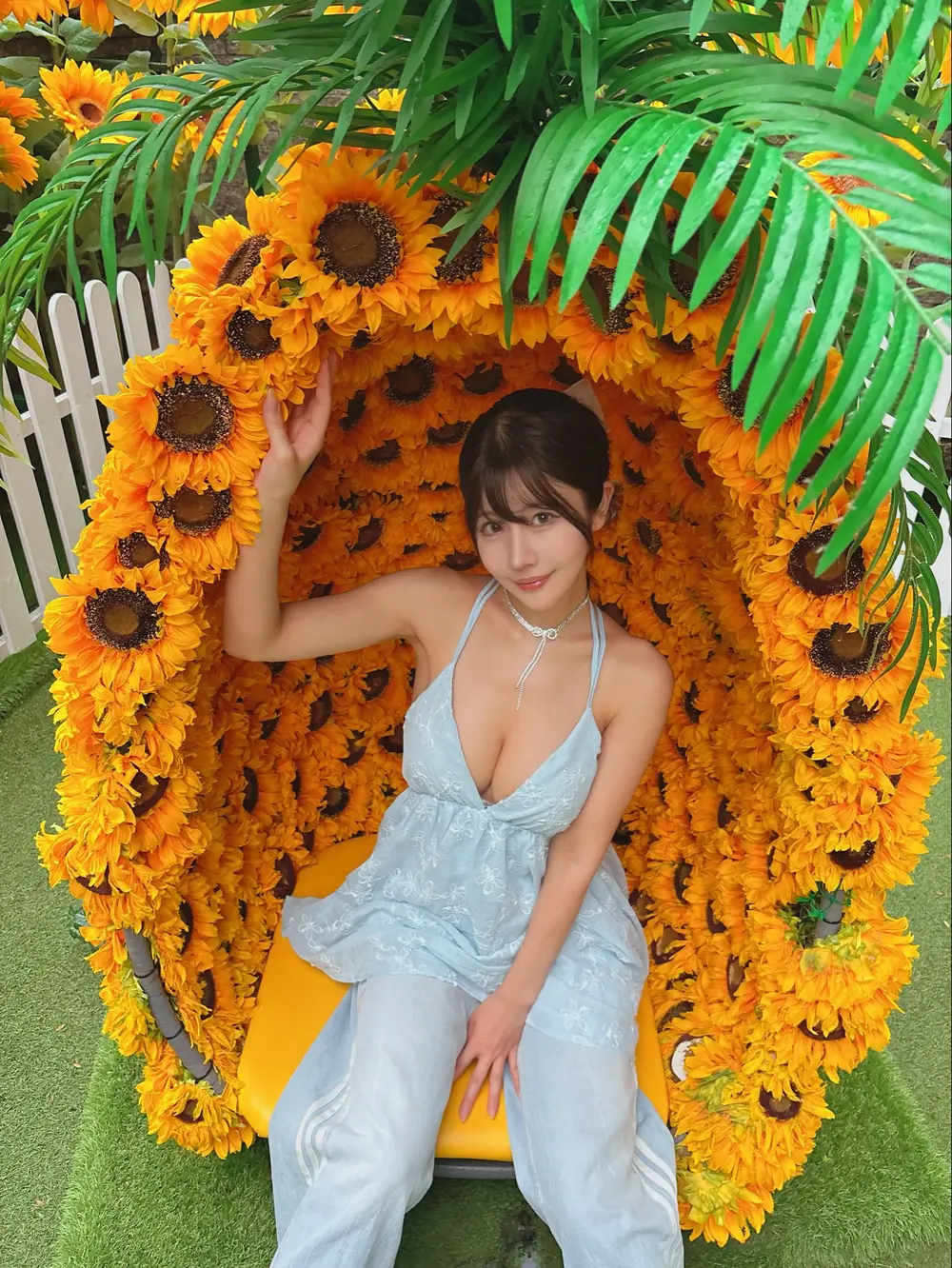 Sakai Mio ยืนถ่ายภาพใต้ซุ้มดอกทานตะวัน