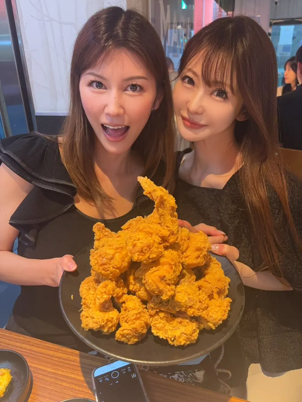 Suzume Mino และ Naho Ozawa ถ่ายภาพคู่กับจานไก่ทอดในร้านอาหาร