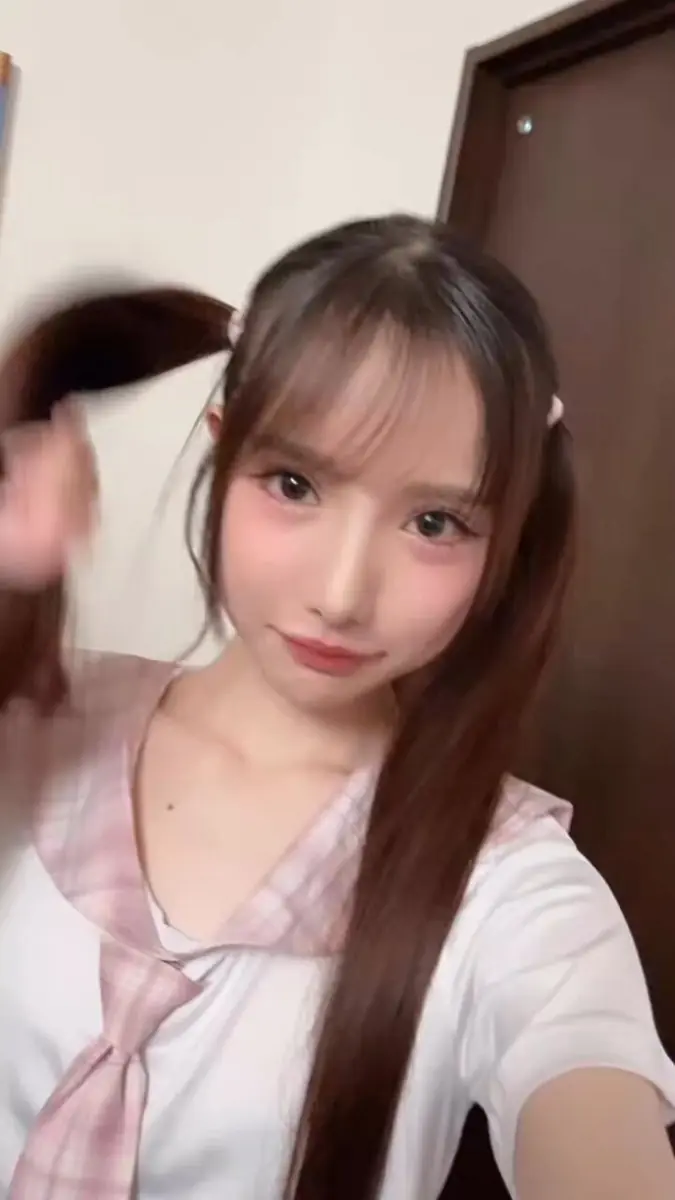 Saki Sasaki ยิ้มให้กล้องในชุดลำลองโทนชมพู