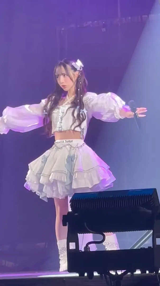 Saki Sasaki แสดงบนเวทีในชุดไอดอลสีขาว