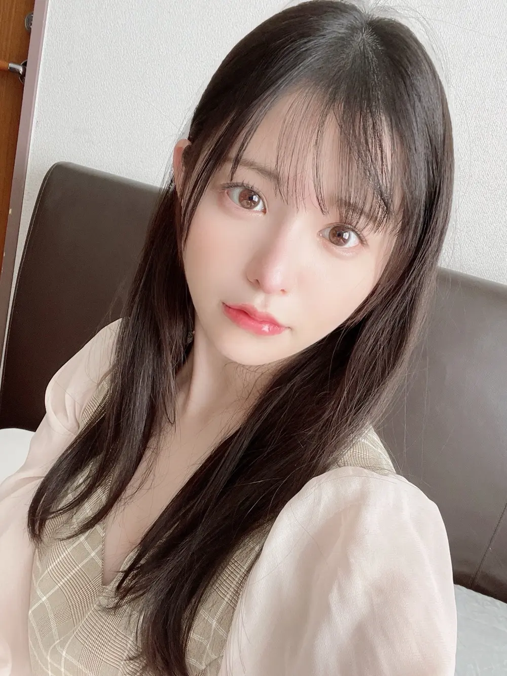 Suzuna Yamada ถ่ายภาพเซลฟี่ในชุดแฟชั่นโทนสีอ่อน
