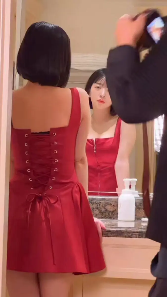 Iroha Hakata ในบรรยากาศเบื้องหลังการแต่งตัวหน้ากระจก
