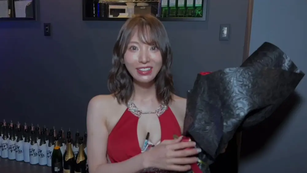Yuuka Niizuma ถือช่อดอกไม้ในบรรยากาศงานอีเวนต์