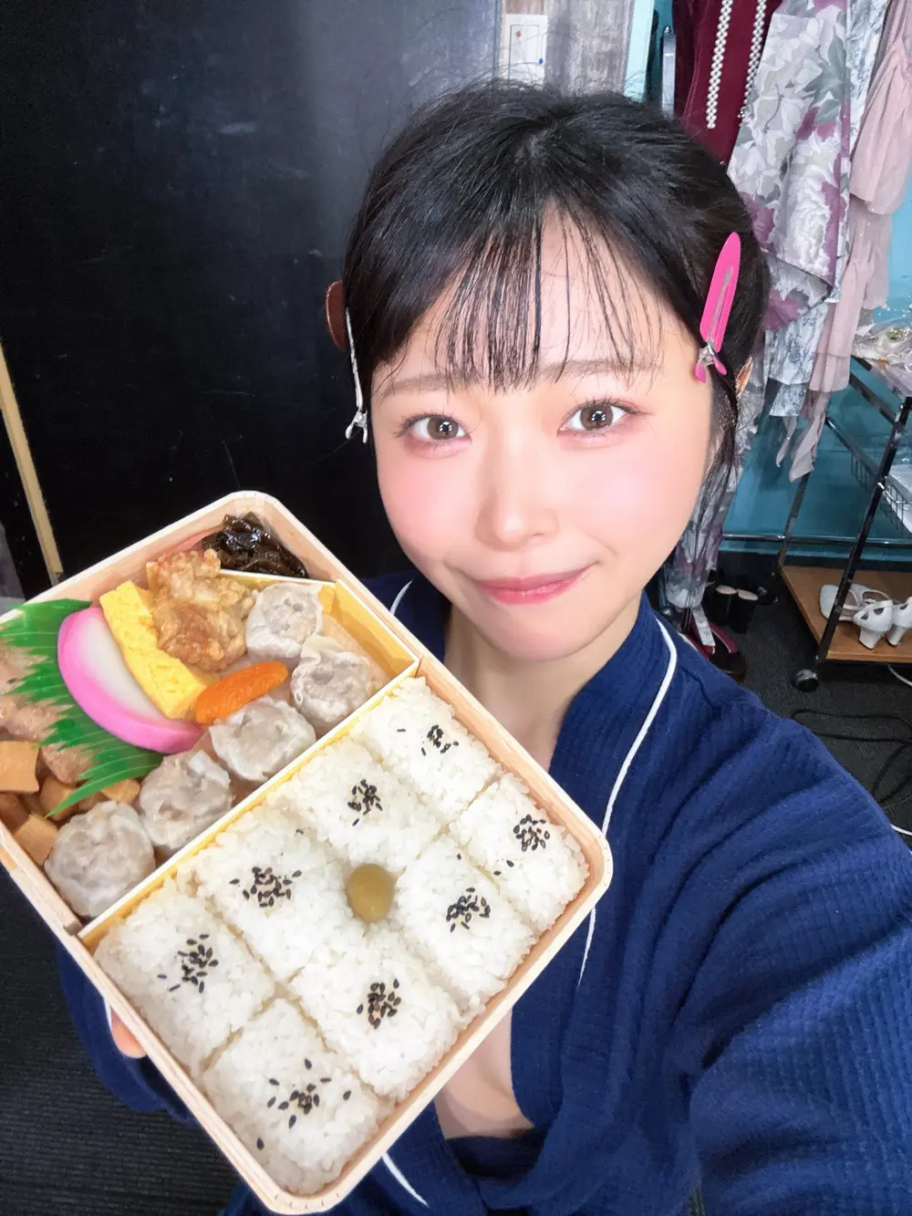 Aoi Aosaka ถือกล่องเบนโตะระหว่างพักจากการถ่ายงาน