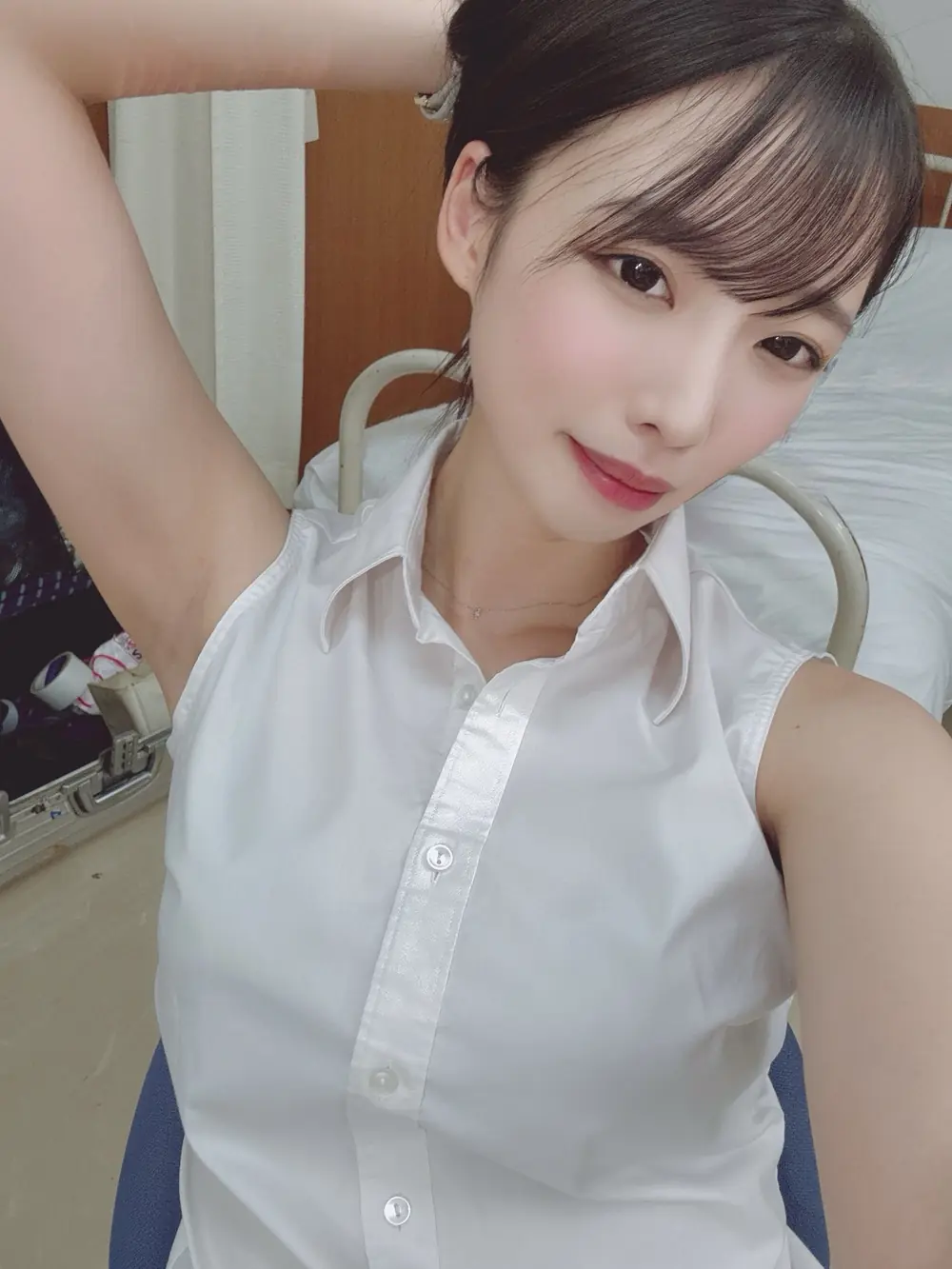 Esui Tsukino สวมเสื้อแขนกุดสีขาวและรวบผม