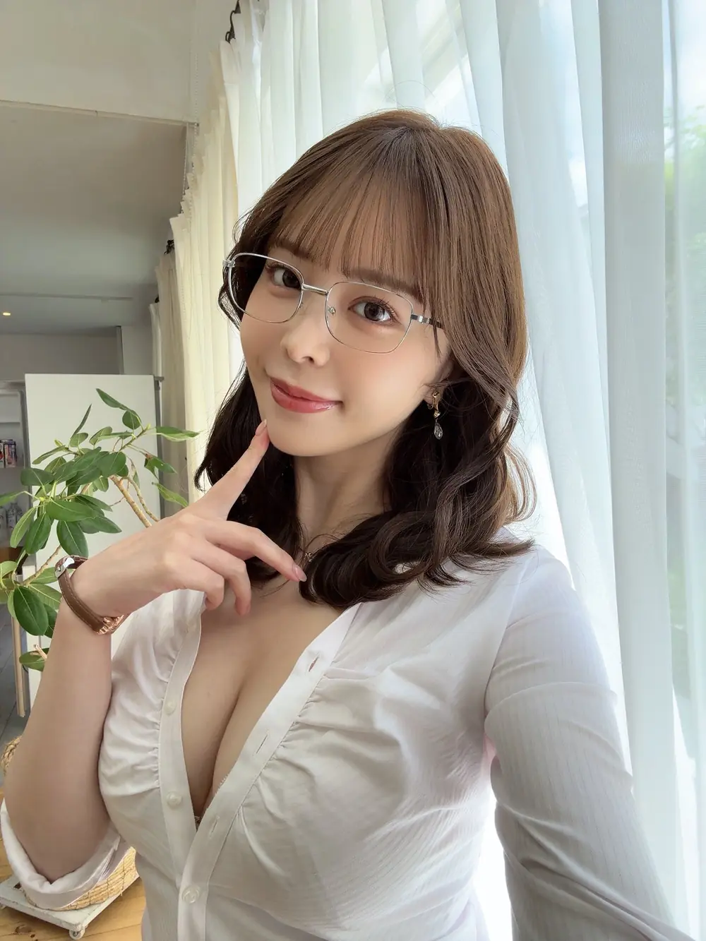 Hinano Kuno สวมแว่นตาและเสื้อเชิ้ตสีขาวริมหน้าต่าง
