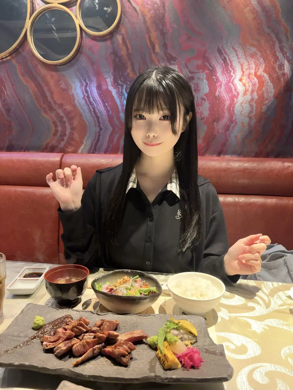 Chiharu Okui นั่งรับประทานอาหารในร้านอาหาร