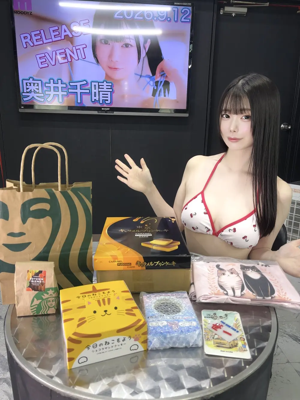 Chiharu Okui ในบรรยากาศห้องจัดงานเปิดตัวผลงาน