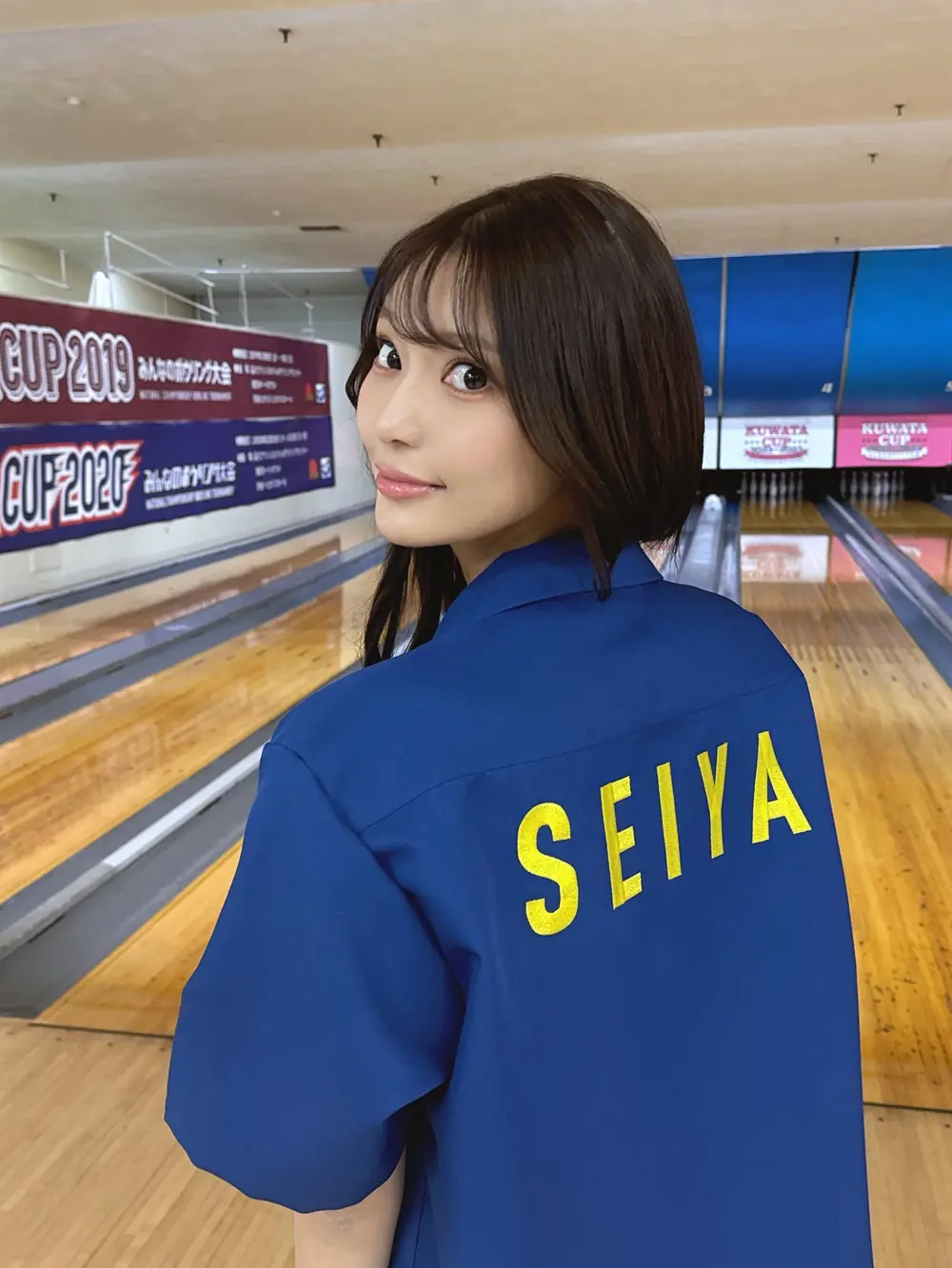 Hana Kuraki สวมเสื้อสีน้ำเงินถ่ายภาพในสนามโบว์ลิ่ง