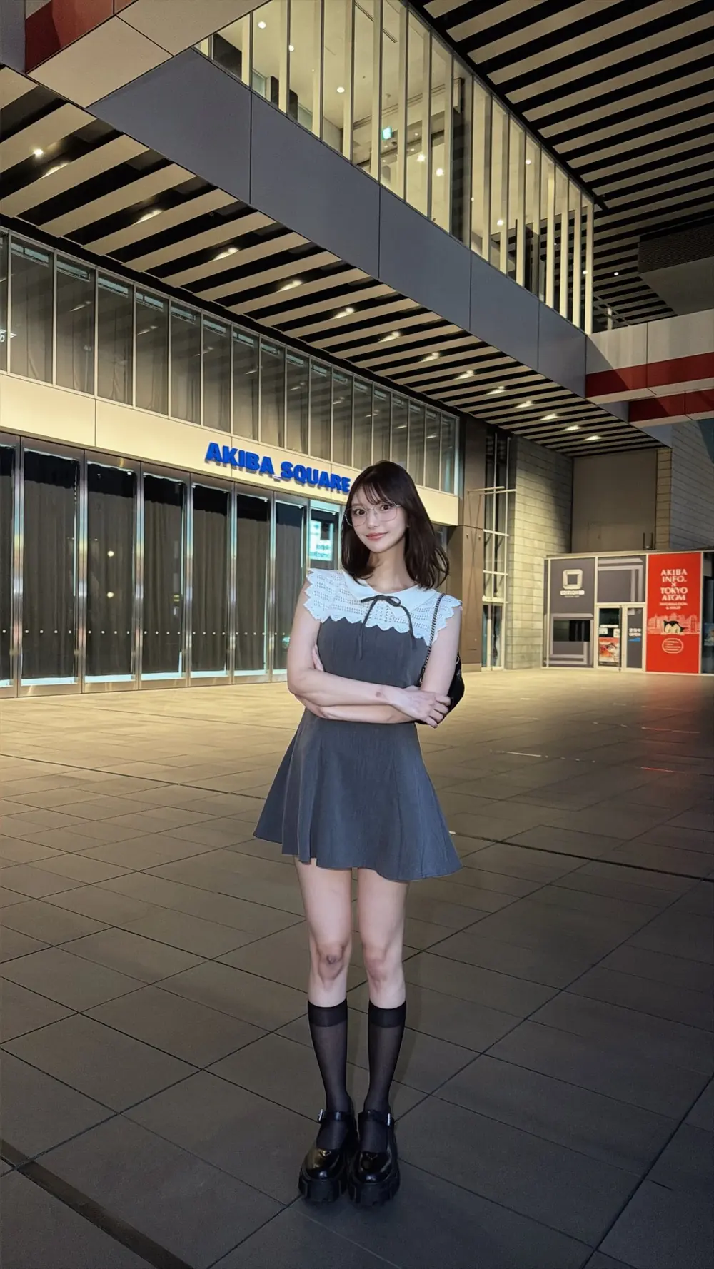Hana Kuraki ในชุดเดรสบริเวณ Akiba Square