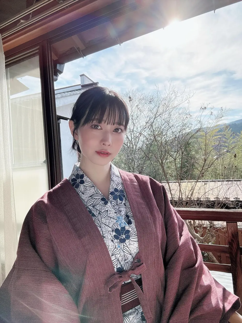 Tomo Shiraiwa สวมชุดกิโมโนถ่ายภาพริมหน้าต่าง