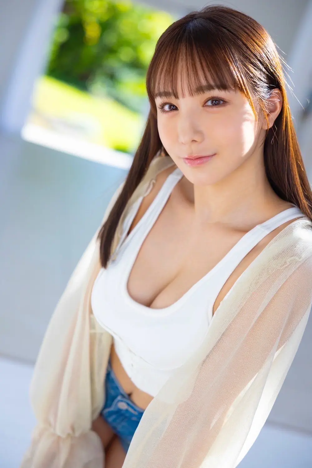 Ao Ebisaki สวมเสื้อสีขาวกับเสื้อคลุมบางสีอ่อนและกางเกงยีนส์