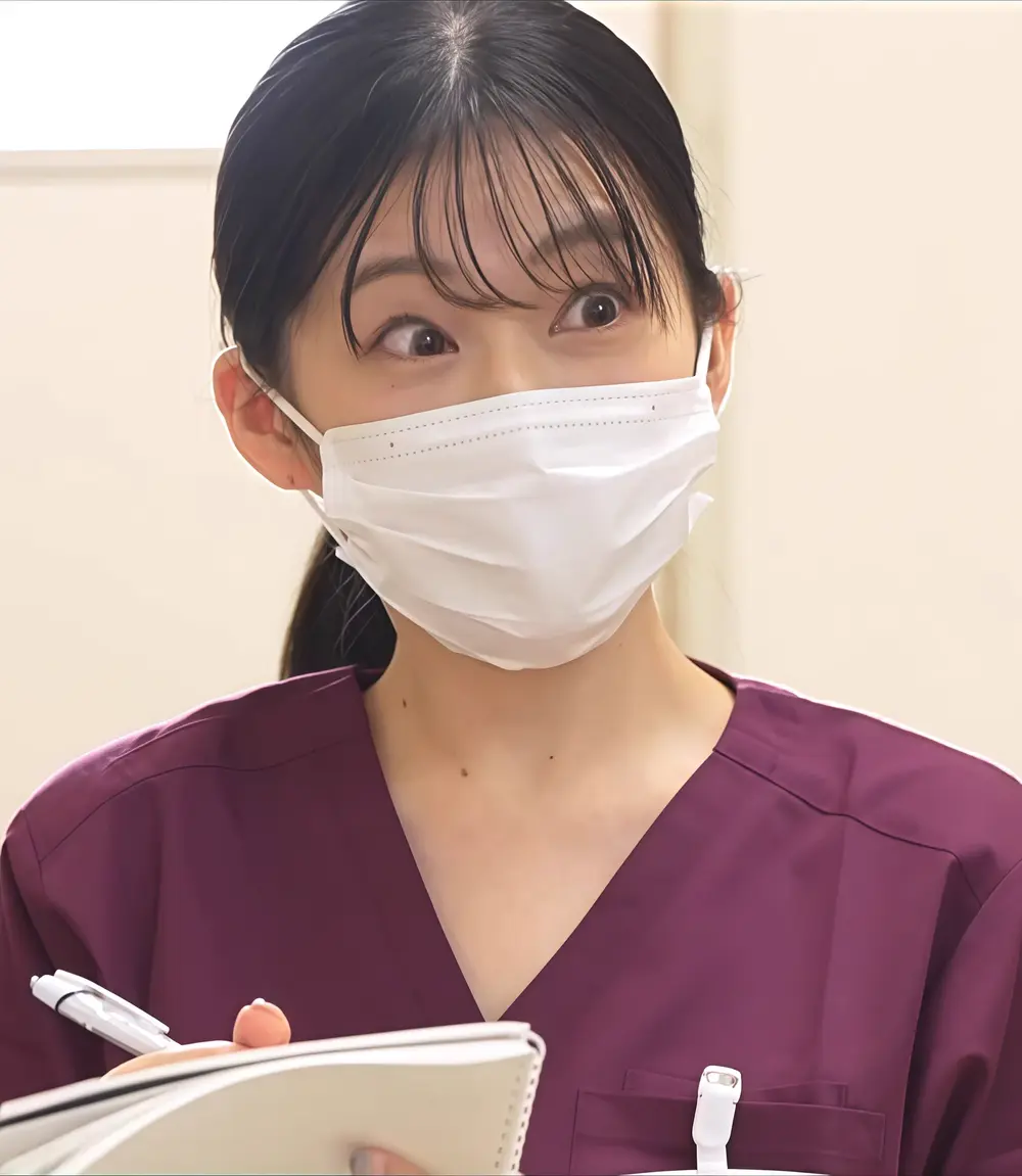 Fumika Kashiwagi สวมชุดสีม่วงและหน้ากากอนามัยพร้อมถือสมุดโน้ต