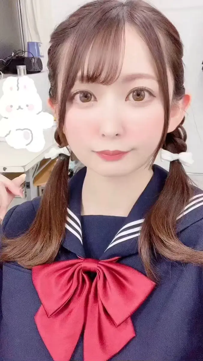Hikari Azusa ในชุดสไตล์กะลาสี