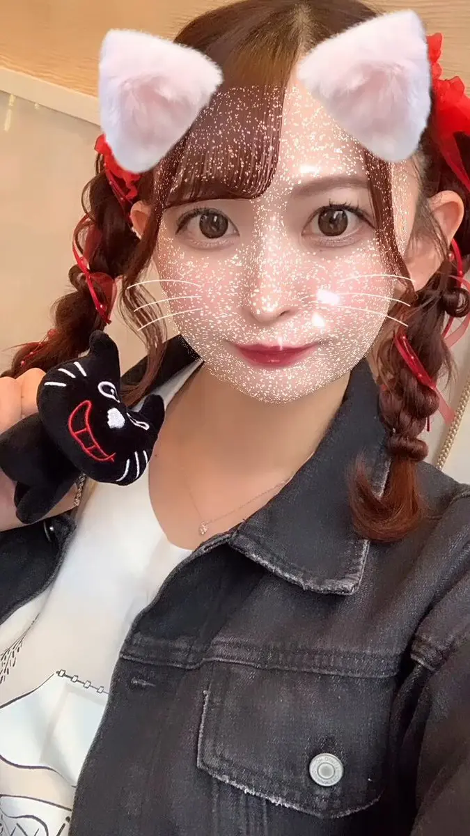 Hikari Azusa ในภาพเซลฟี่ติดฟิลเตอร์หูแมว