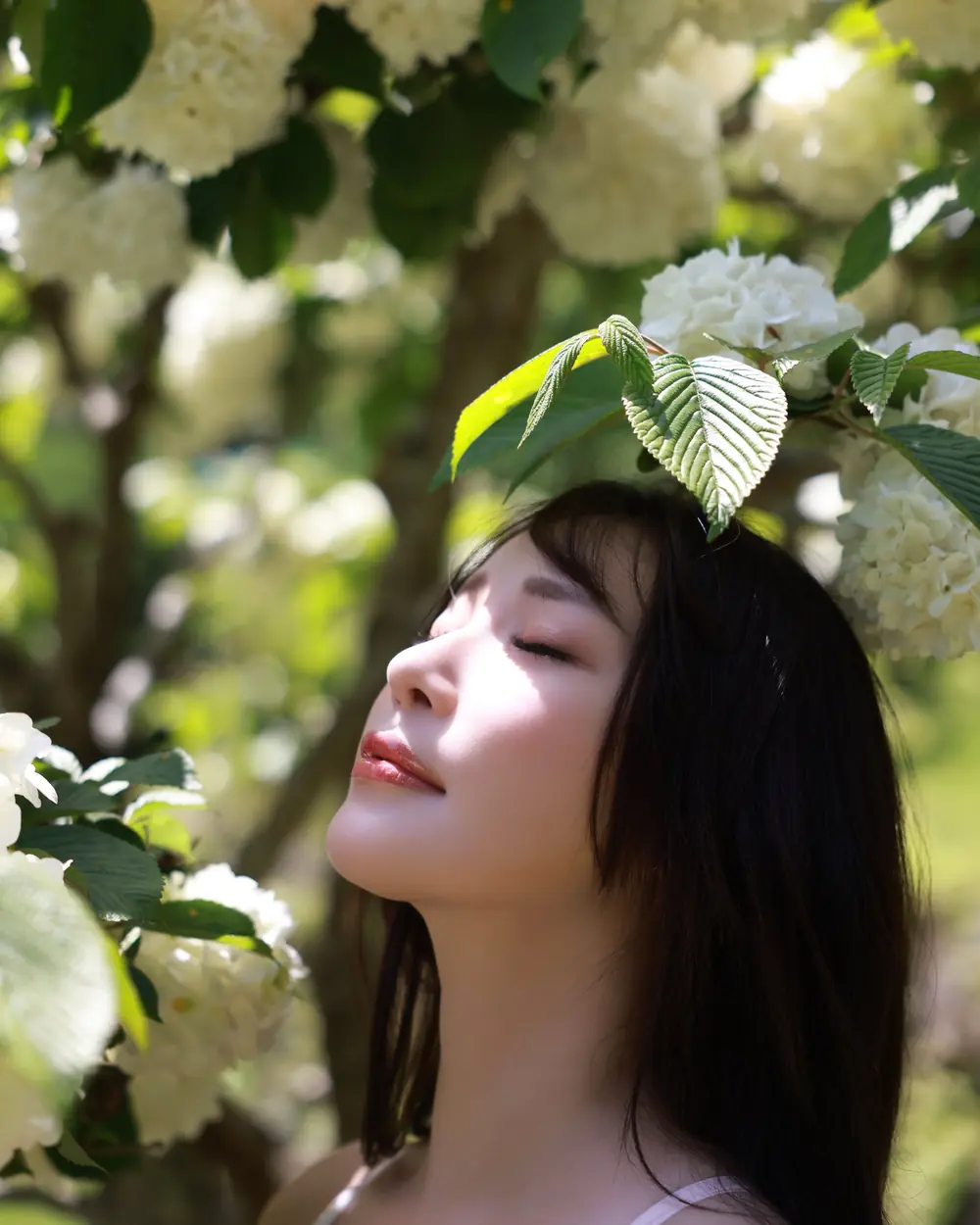 Goddess Jun ยืนถ่ายภาพกลางแจ้งท่ามกลางต้นไม้
