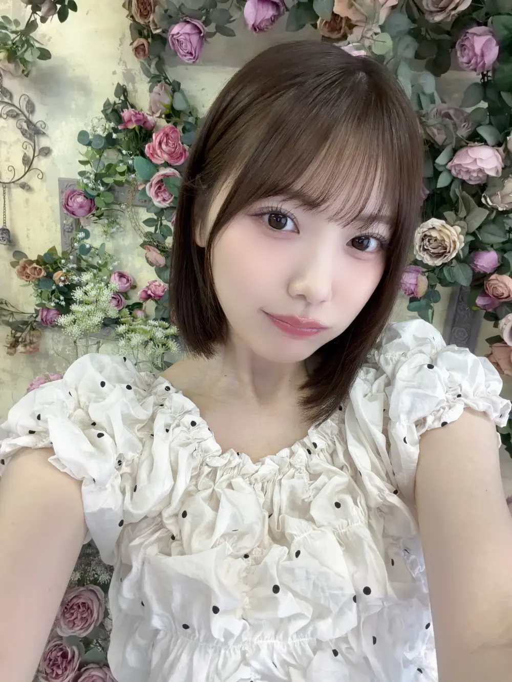 Mio Ishikawa สวมชุดสีขาวถ่ายภาพท่ามกลางฉากดอกไม้