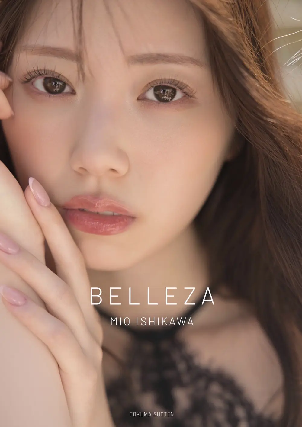 Mio Ishikawa ถ่ายภาพระยะใกล้ในชุดสีดำ