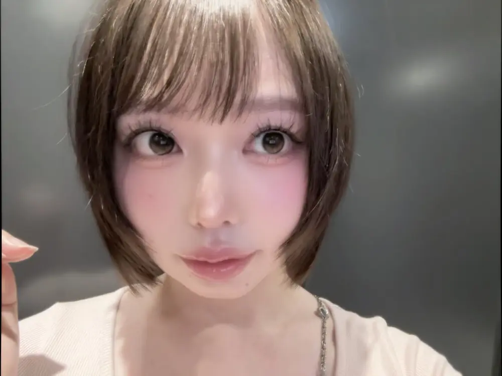 Misao Oguri กับทรงผมสั้นและเสื้อสีอ่อน