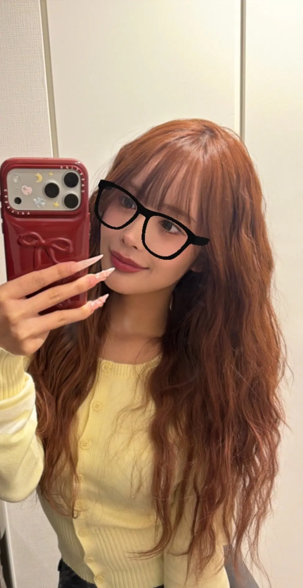 Mitsuri Nagahama ถ่ายภาพสะท้อนกระจกในลุคแฟชั่น