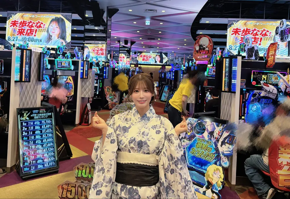 Nana Miho สวมชุดยูกาตะสีอ่อนในสถานที่จัดกิจกรรมที่โอซาก้า