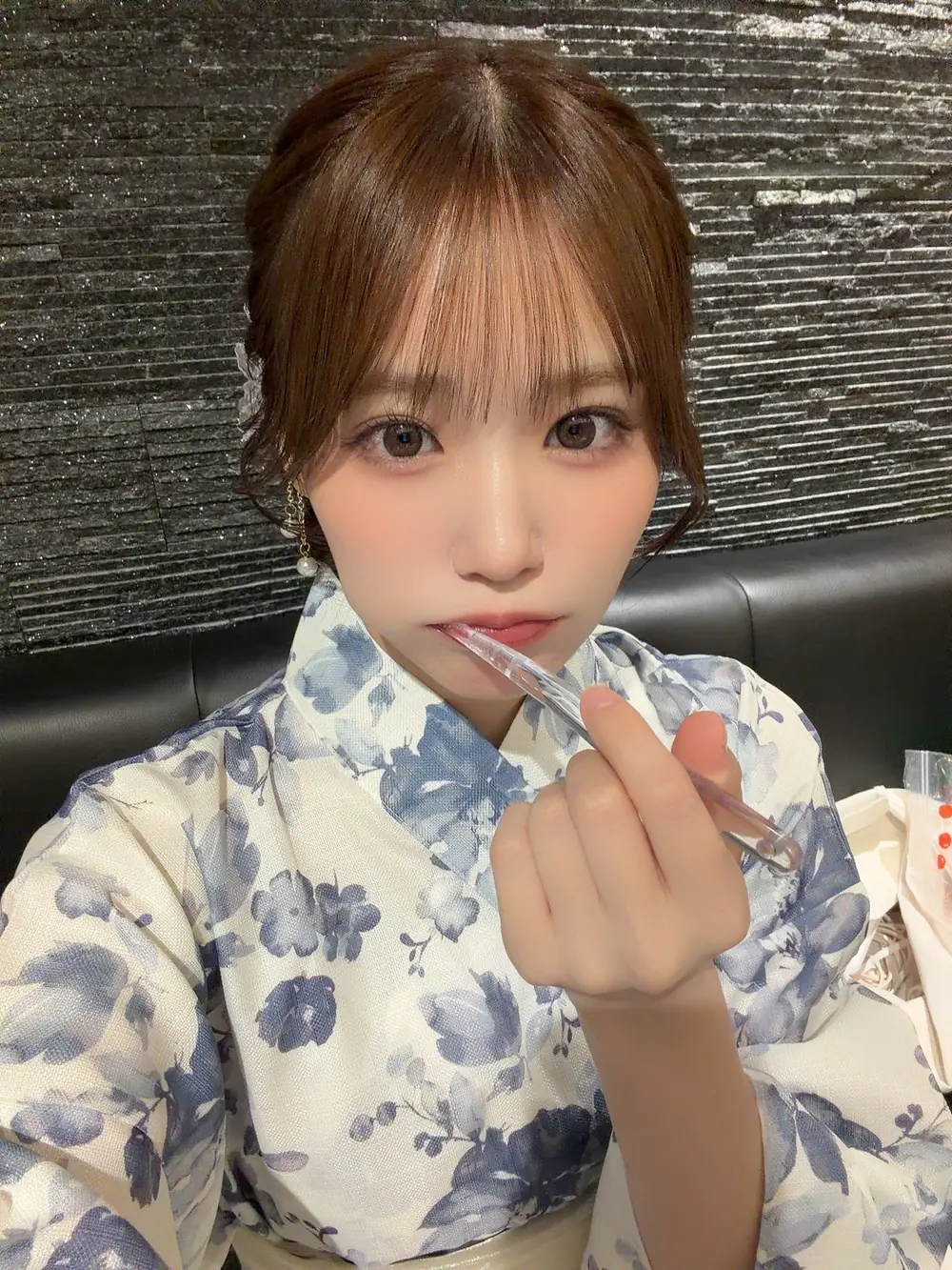 Nana Miho สวมเสื้อเชิ้ตลายดอกไม้ในบรรยากาศงานอีเวนต์