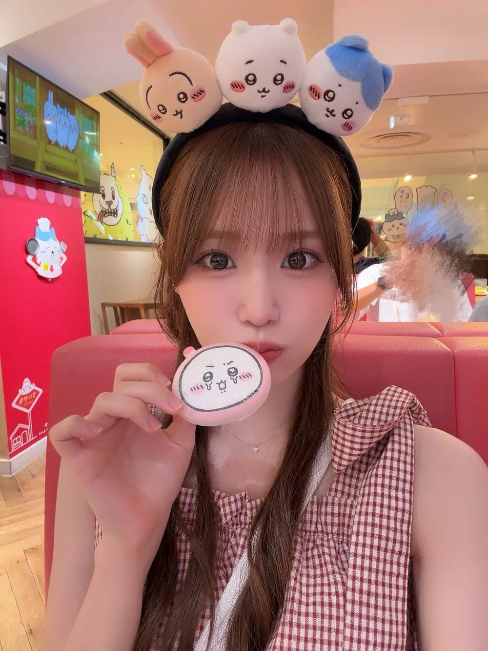 Nana Miho สวมที่คาดผมลายตัวการ์ตูนและเสื้อลายตาราง