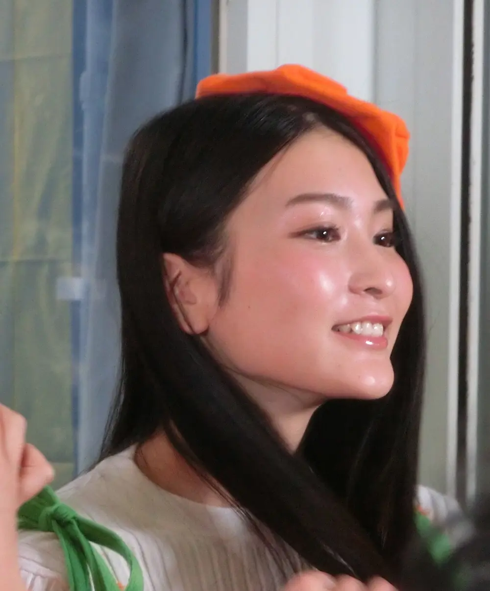 Suzu Honjo ยิ้มขณะสวมเครื่องประดับศีรษะสีส้มในงานฮาโลวีน