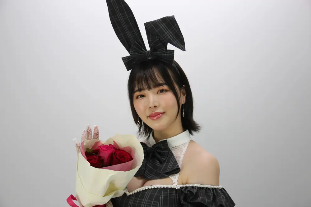 Tsubaki Sannomiya สวมที่คาดผมหูกระต่ายสีดำและถือช่อดอกไม้