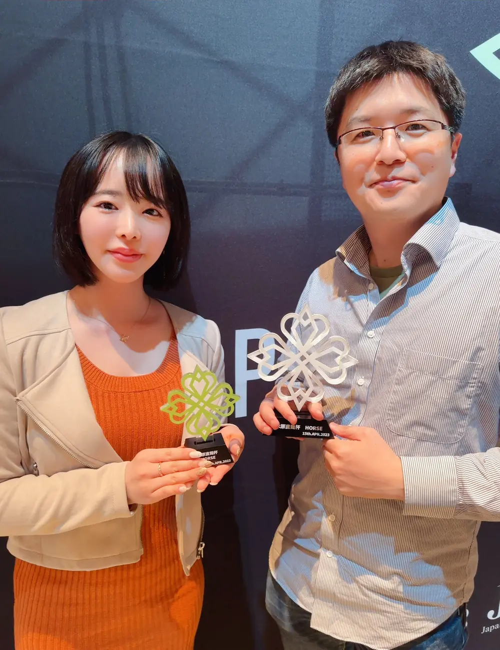 Tsubaki Sannomiya ถือรางวัลและถ่ายภาพคู่กับผู้ร่วมการแข่งขัน