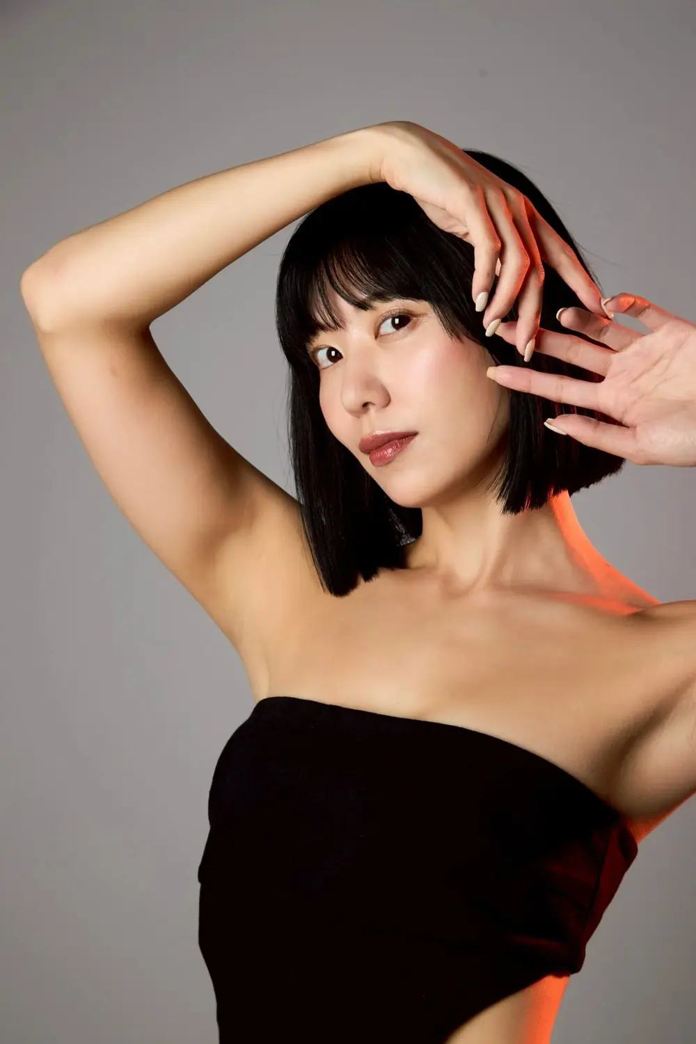 Ayaka Yamagishi สวมเสื้อเกาะอกสีดำและยกแขนในภาพแฟชั่น