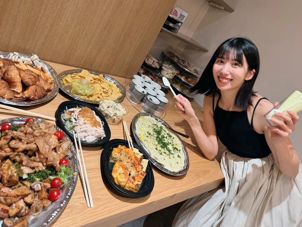 Ayaka Yamagishi นั่งข้างโต๊ะอาหารและยิ้มให้กล้อง