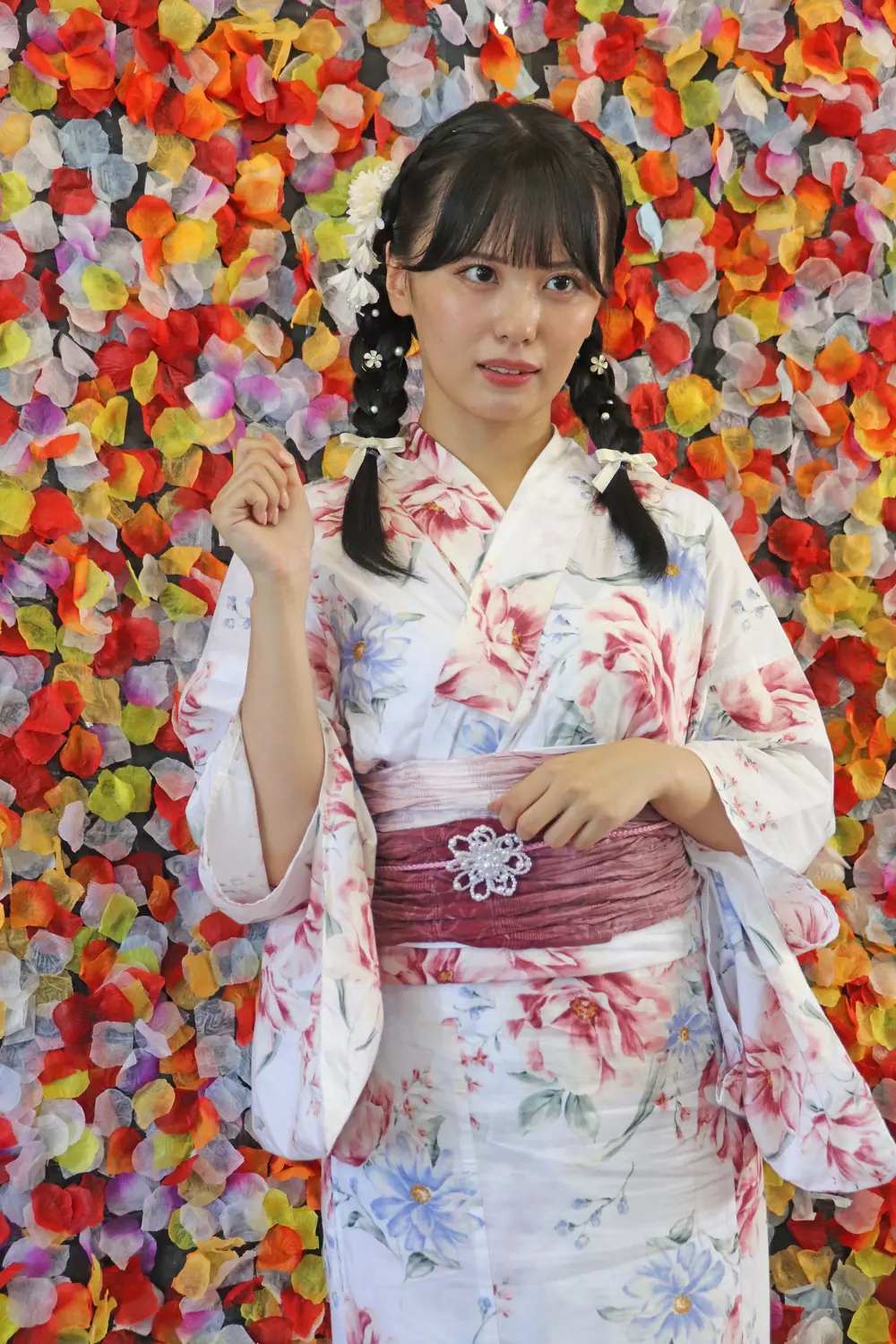 Airi Nagisa สวมยูกาตะลายดอกไม้สีขาวและคาดโอบิสีชมพู