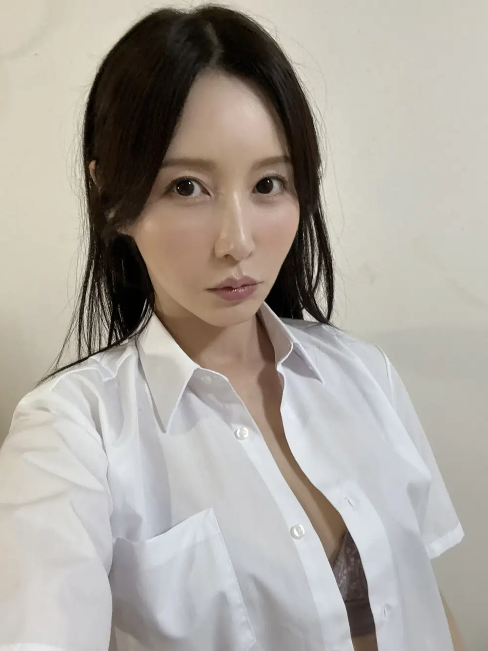 Aki Sasaki ในภาพถ่ายระหว่างงานถ่ายทำ