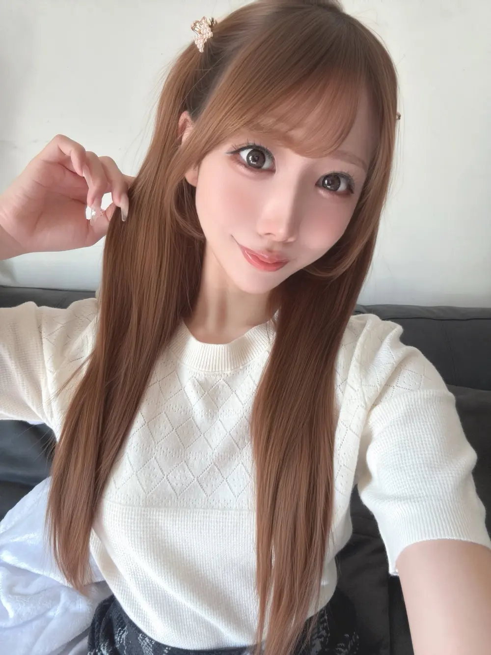 Erika Ozaki ในเสื้อถักสีขาว