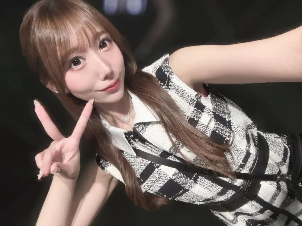 Erika Ozaki ในชุดแฟชั่นลายขาวดำ
