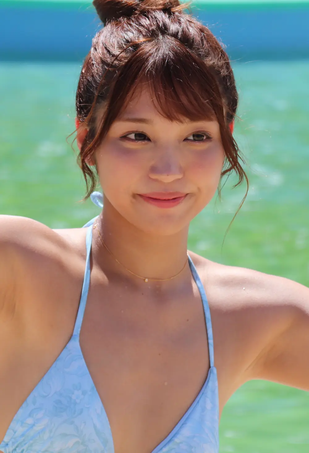 Himari Kinoshita เกล้าผมและสวมชุดว่ายน้ำสีฟ้าอ่อน