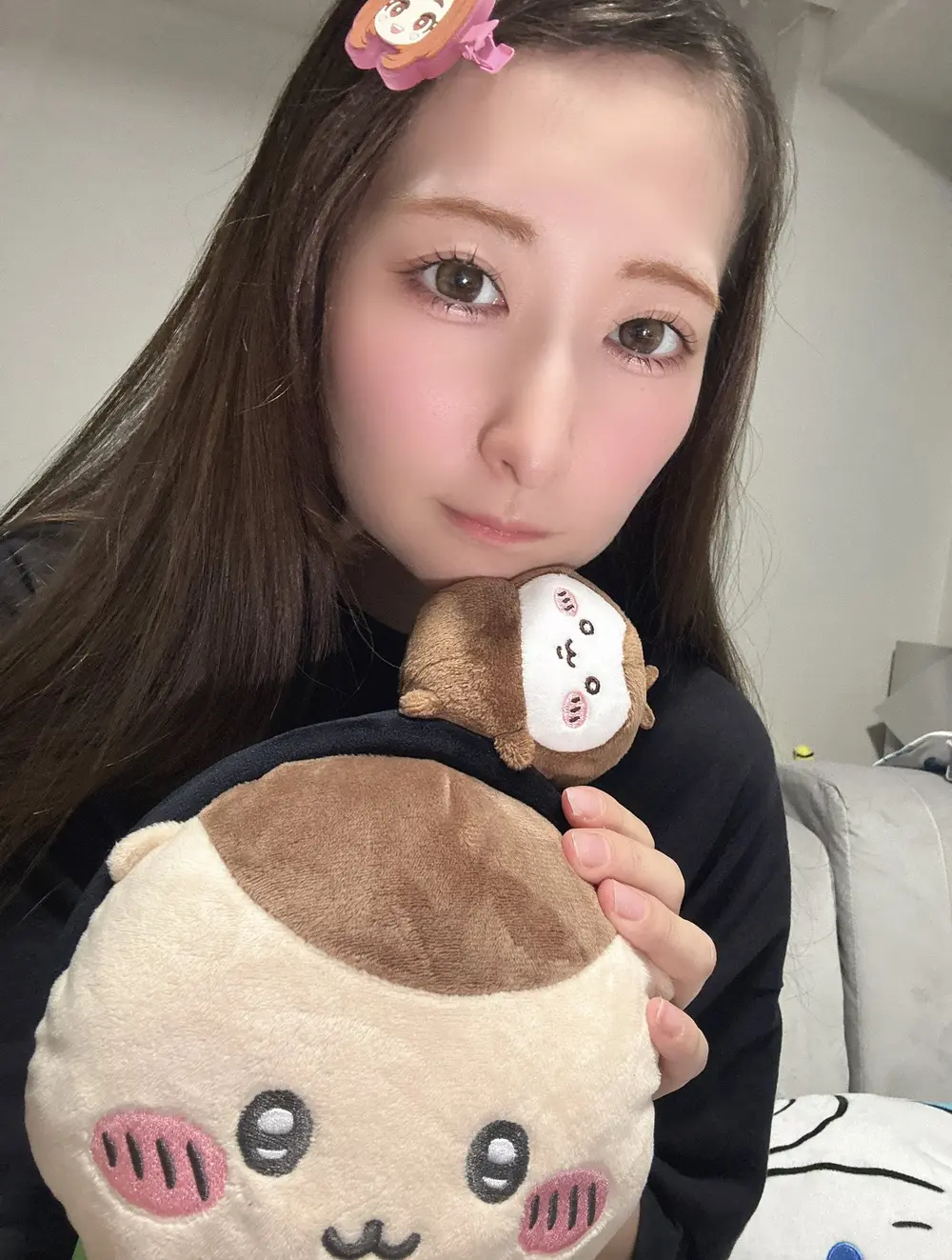 Jun Suehiro กับตุ๊กตาคาแรกเตอร์ในสถานที่ท่องเที่ยว