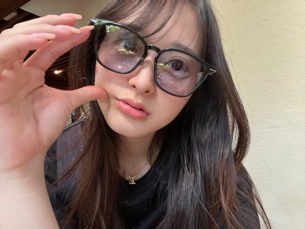 Kaho Hanamori สวมแว่นตาและเสื้อสีดำในภาพถ่ายส่วนตัวจาก X