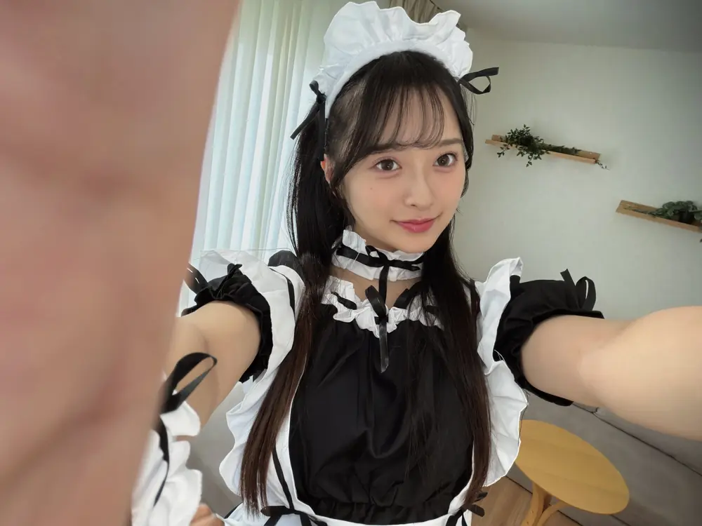 Kaho Hanamori ในชุดคอสเพลย์ขาวดำภายในห้อง