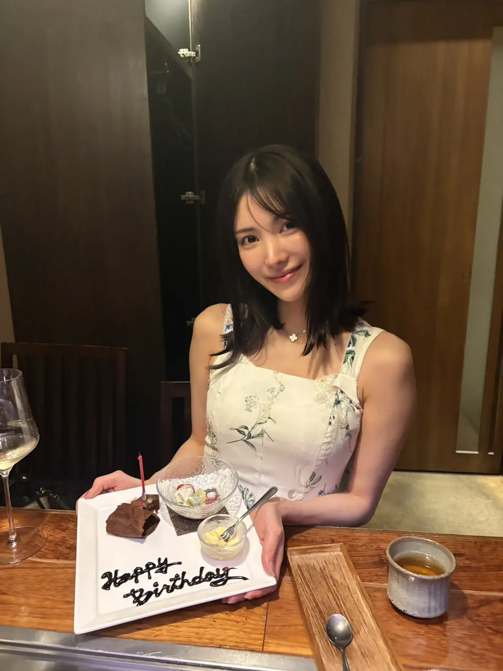 Karen Kaede ยิ้มที่โต๊ะอาหารพร้อมขนมและข้อความอวยพรวันเกิด