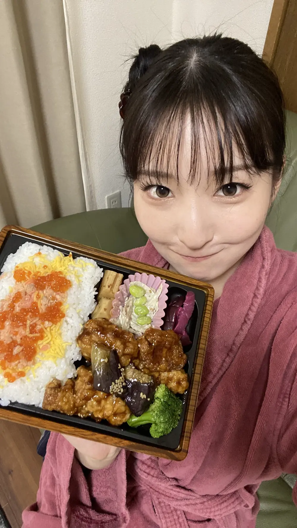 Kasumi Tsukino สวมเสื้อคลุมสีชมพูและถือกล่องข้าวกลางวัน