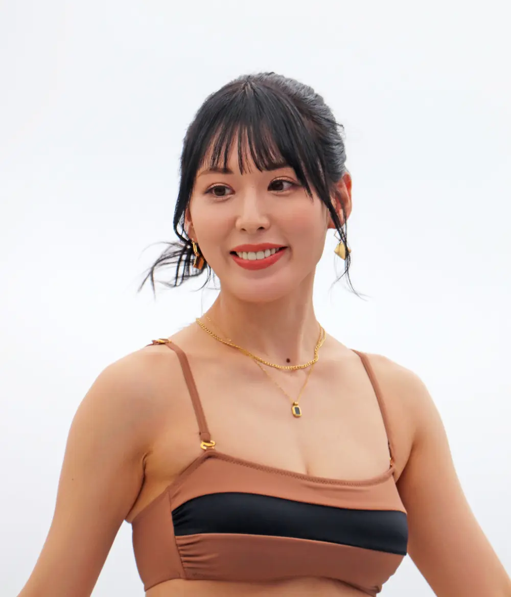 Kiho Kanematsu สวมชุดว่ายน้ำสีดำและยิ้มให้กล้อง