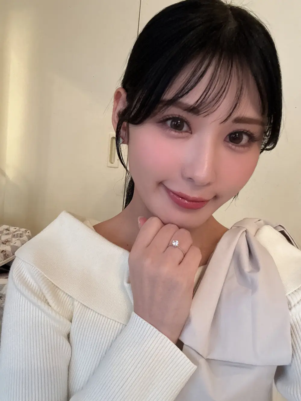Kiho Kanematsu สวมเสื้อสีขาวและยิ้มให้กล้อง
