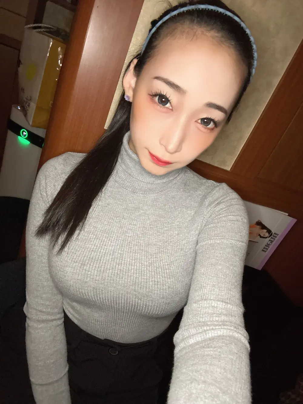 Kurea Hasumi สวมเสื้อคอสูงสีเทาและที่คาดผม