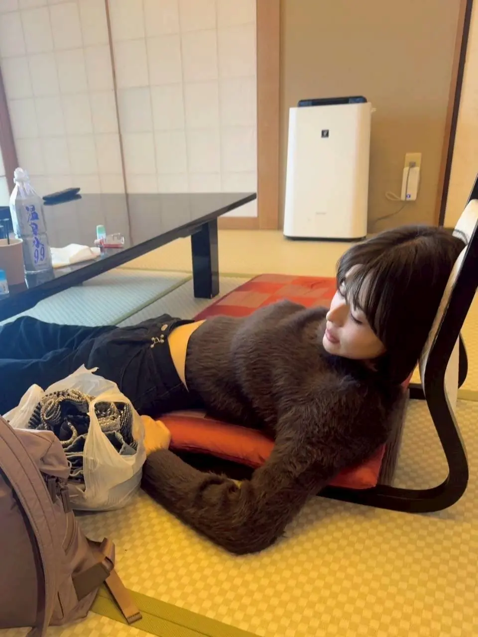 Luna Tsukino พักผ่อนระหว่างการถ่ายภาพในบรรยากาศห้องพัก