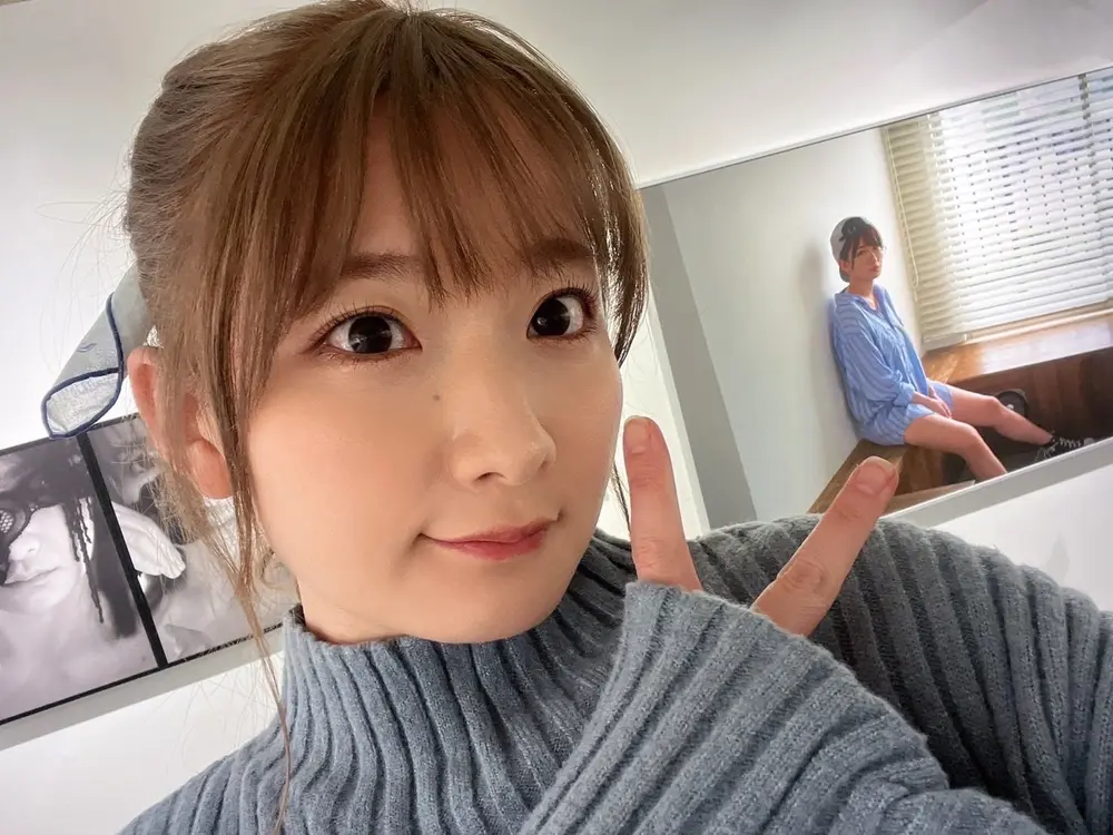 Mei Washio ถ่ายภาพภายในงานนิทรรศการภาพถ่าย