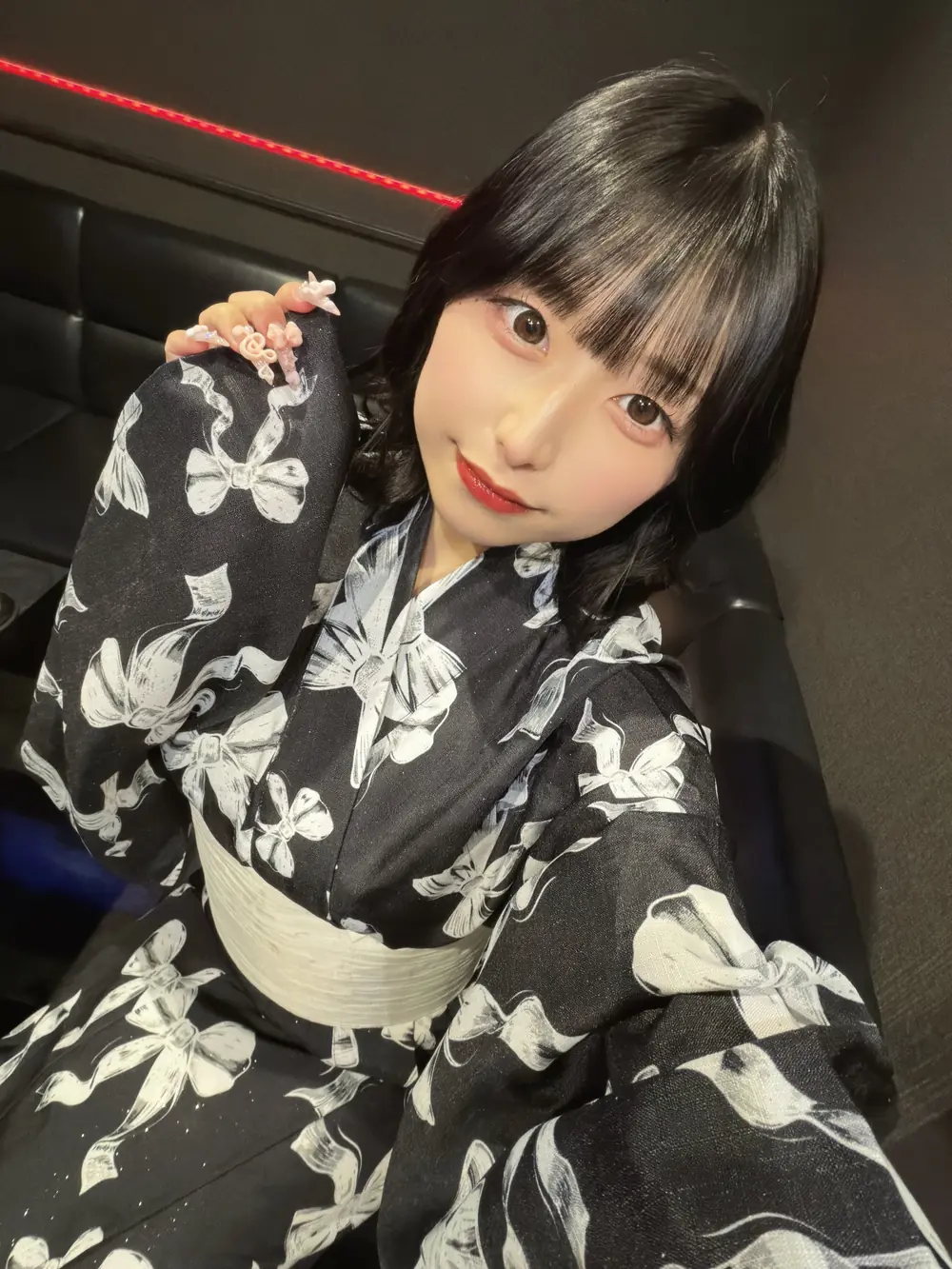 Misono Mizuhara สวมชุดยูกาตะสีดำลายดอกไม้สีขาว